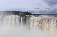 Iguazu ist ein Guarani Wort - das y steht für Wasser und guasu für gross